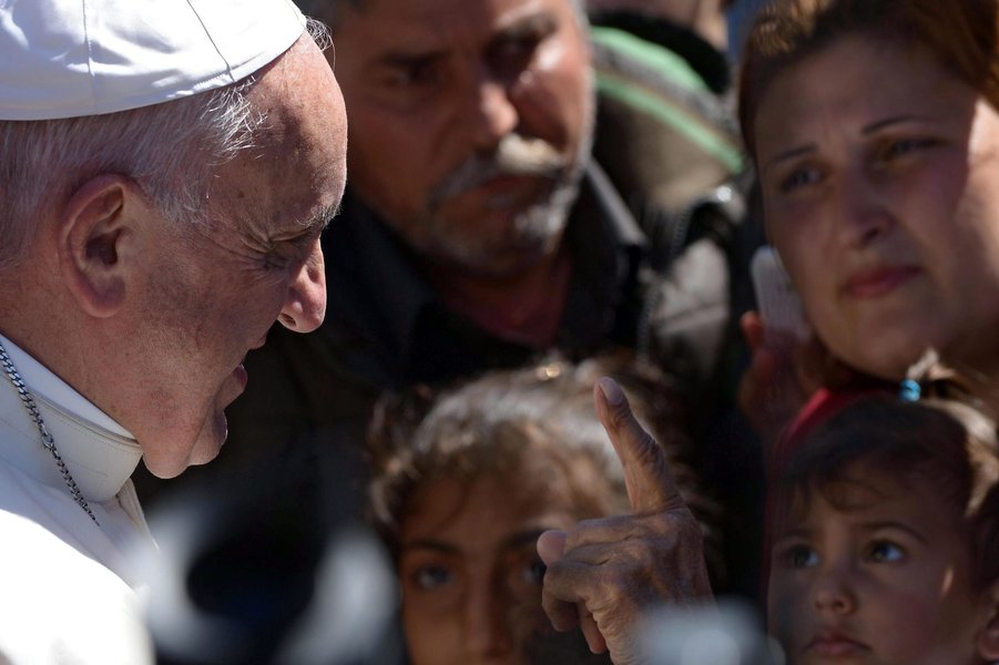 Papież Franciszek podczas wizyty na greckiej wyspie Lesbos Papież Franciszek Kościół katolicki Watykan uchodźcy imigranci Lesbos