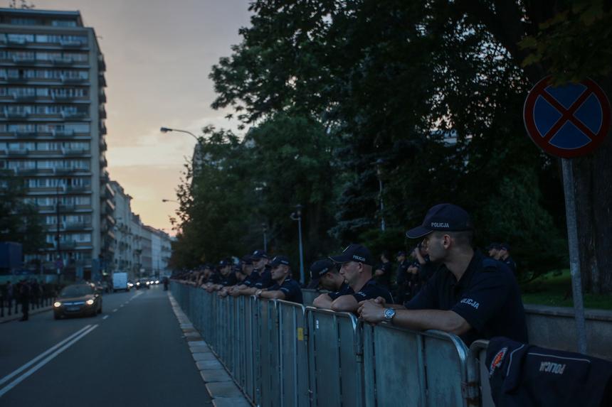   Hundreds of police officers were mobilized to keep the demonstration in front of the Seym 