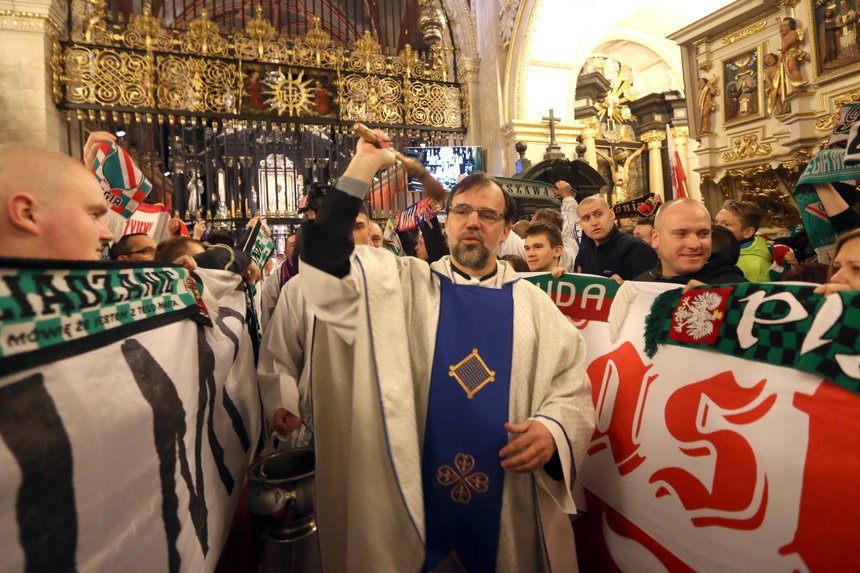 Częstochowa, 09.01.2016. Do częstochowskiego sanktuarium po raz 8. przybyła Ogólnopolska Pielgrzymka Kibiców, 9 bm. Mszy św. w Kaplicy Cudownego Obrazu przewodniczył ks. Leszek Zioła (C). (wd/mr) PAP/