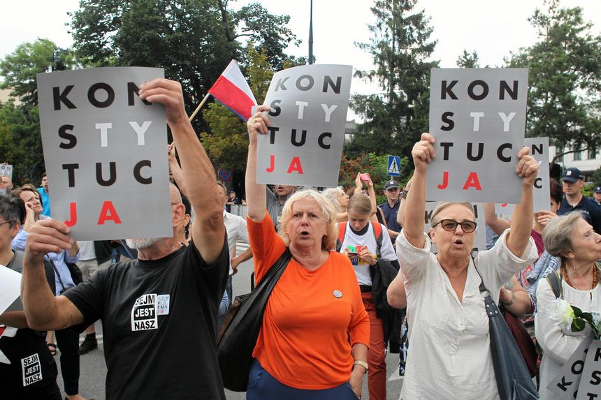   Demonstration in front of the Parliament against the amendment of the Supreme Court Act 