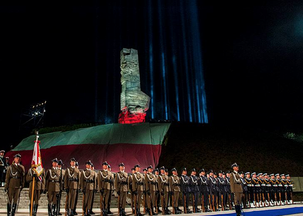 Pomnik światła podczas uroczystości na Westerplatte