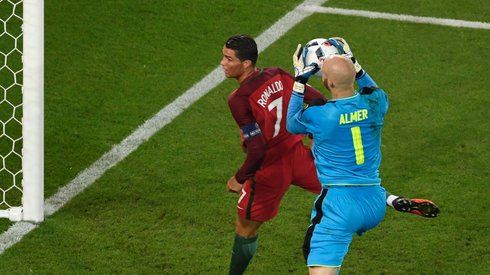 W pojedynku Robert Almer - Cristiano Ronaldo górą na razie bramkarz Austriaków (fot. AFP)