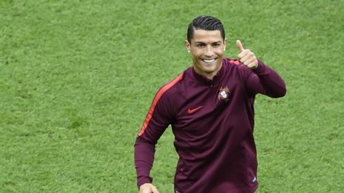 Na przedmeczowej rozgrzewce Cristiano Ronaldo był w doskonałym nastroju (fot. AFP)