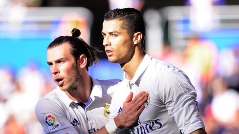 Gareth Bale (L) i Cristiano Ronaldo (fot. AFP)