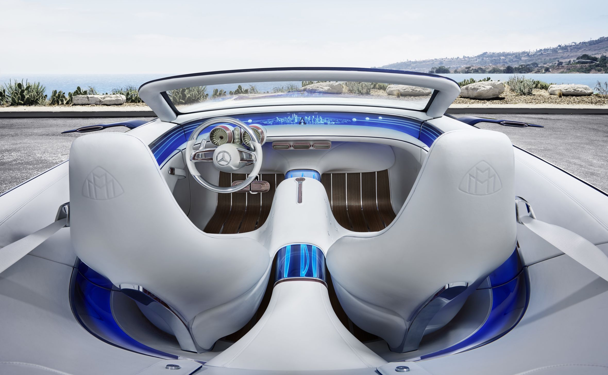 Vision Mercedes-Maybach 6 Cabriolet to samochód na prąd, który dzięki silnikom elektrycznym przy każdym z kół ma napęd 4x4. Maksymalna moc układu to 750 KM. Akumulatory ukryte pod podłogą mają 80 kWh pojemności.