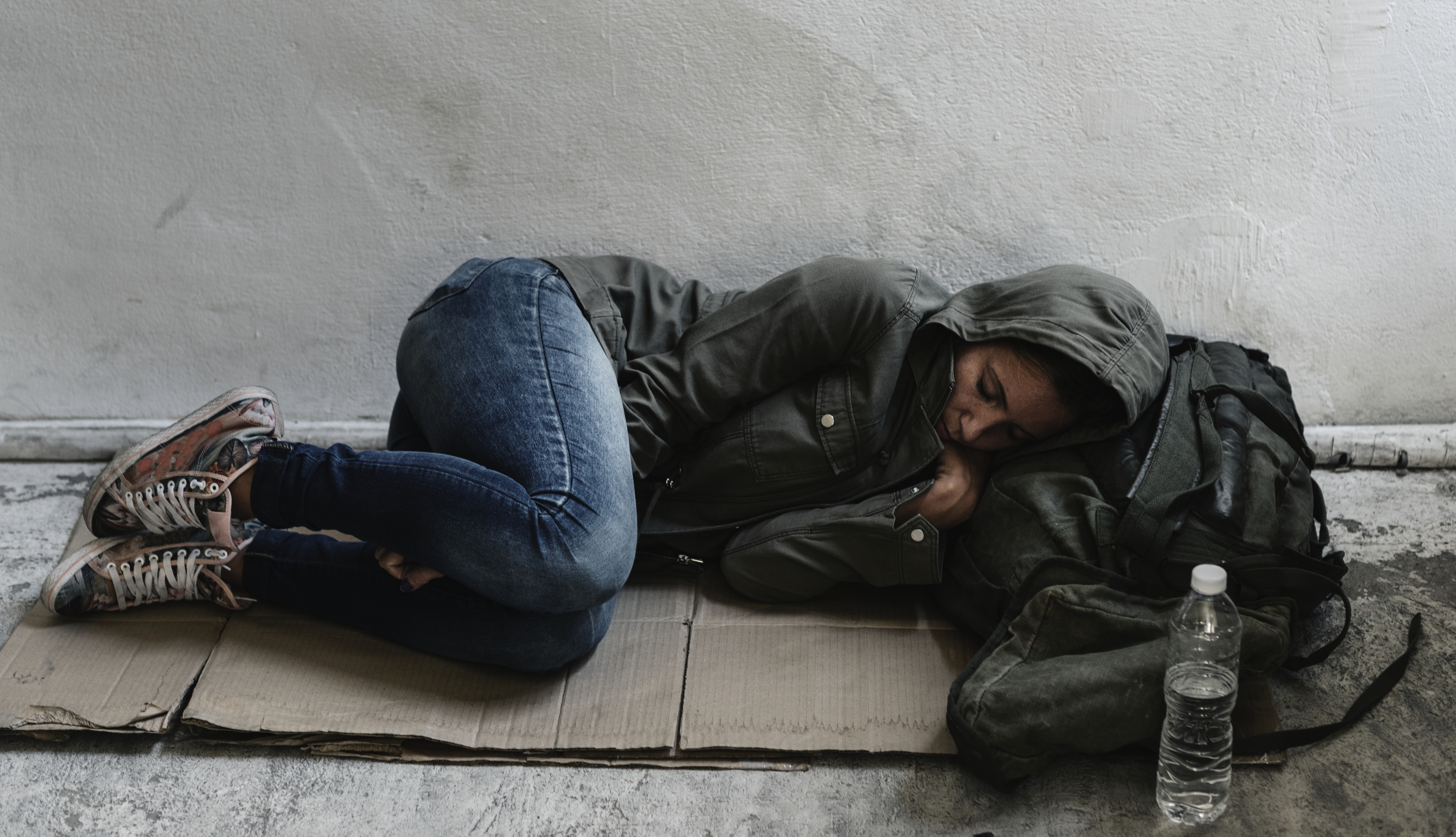 A hajléktalan nők történeteiben visszatérő elem a szállásért, kávéért,  cigarettáért szex követelése - Glamour