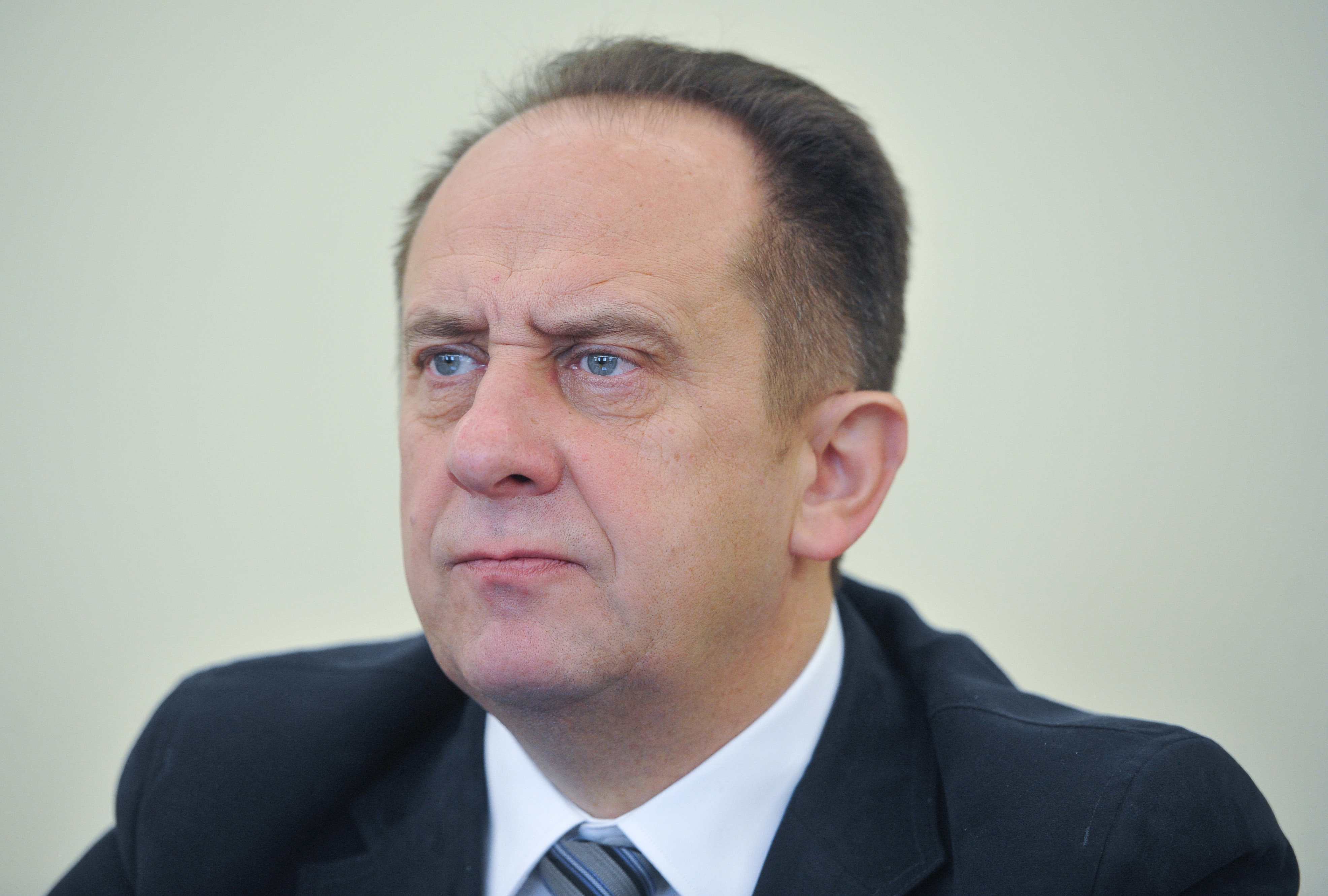 Andrzejowi Gut-Mostowemu, trudniącemu się wynajmowaniem i dzierżawą lokali, pieniądze z banku były potrzebne, by sfinalizować zakup kamienicy.