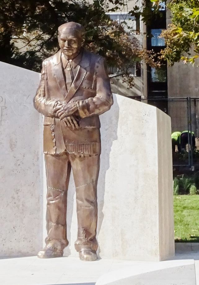 Megkérdeztük az embereket, kire ütöttek a budapesti szobrok? Göncz Árpád másában Lenint vélték felfedezni – Itt a videó