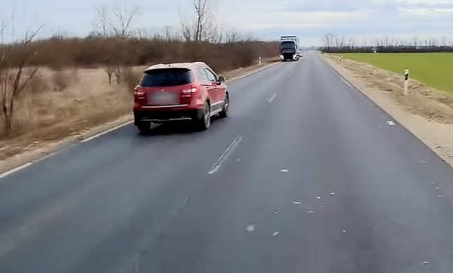 Ezt hogy gondolta? Ennél életveszélyesebb előzést nem nagyon tudott volna bemutatni ez az autós – sokkoló videó a 88-as útról