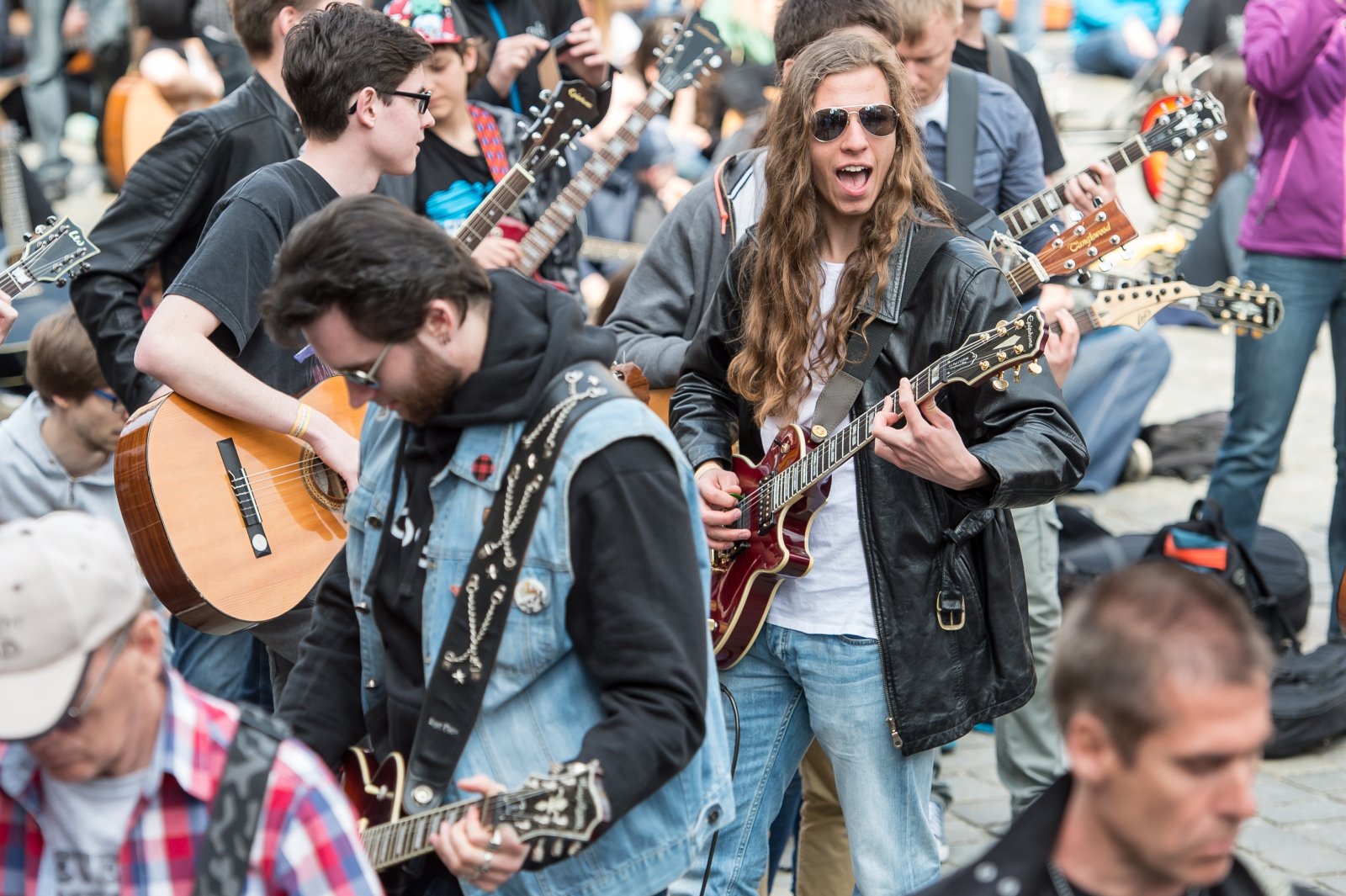 Wraz z gitarzystami zgromadzonymi na wrocławskim Rynku zagrali również miłośnicy gitarowych dźwięków m.in. z Hiszpanii, Niemiec, Rosji, Czech, Litwy czy Norwegii. Było to możliwe dzięki internetowemu połączeniu Wrocławia i miast w tych państwach.