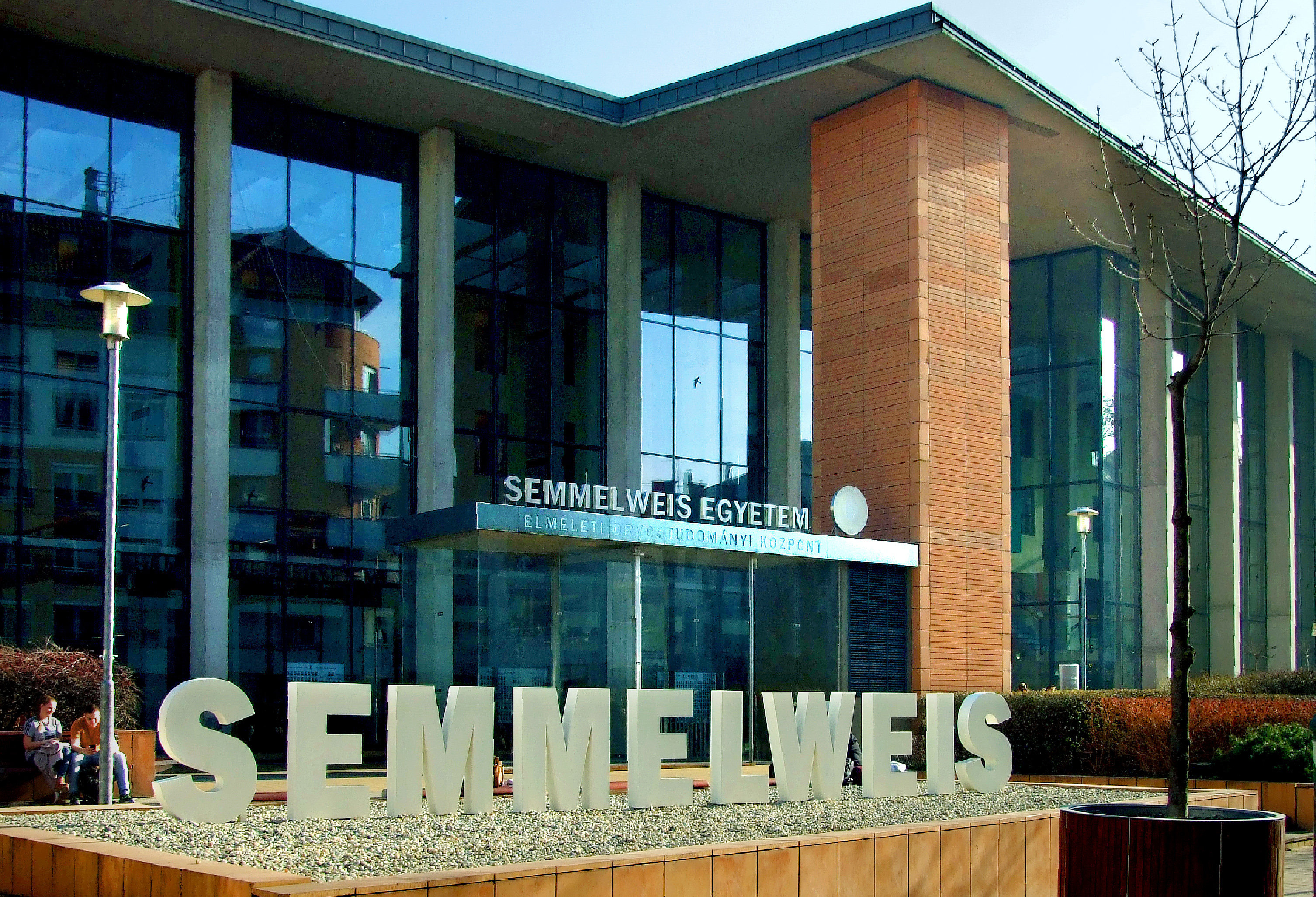 Cáfolja a Semmelweis Egyetem, hogy a Neurológiai Klinika több alkalmazottja  is koronavírusos lett - Blikk