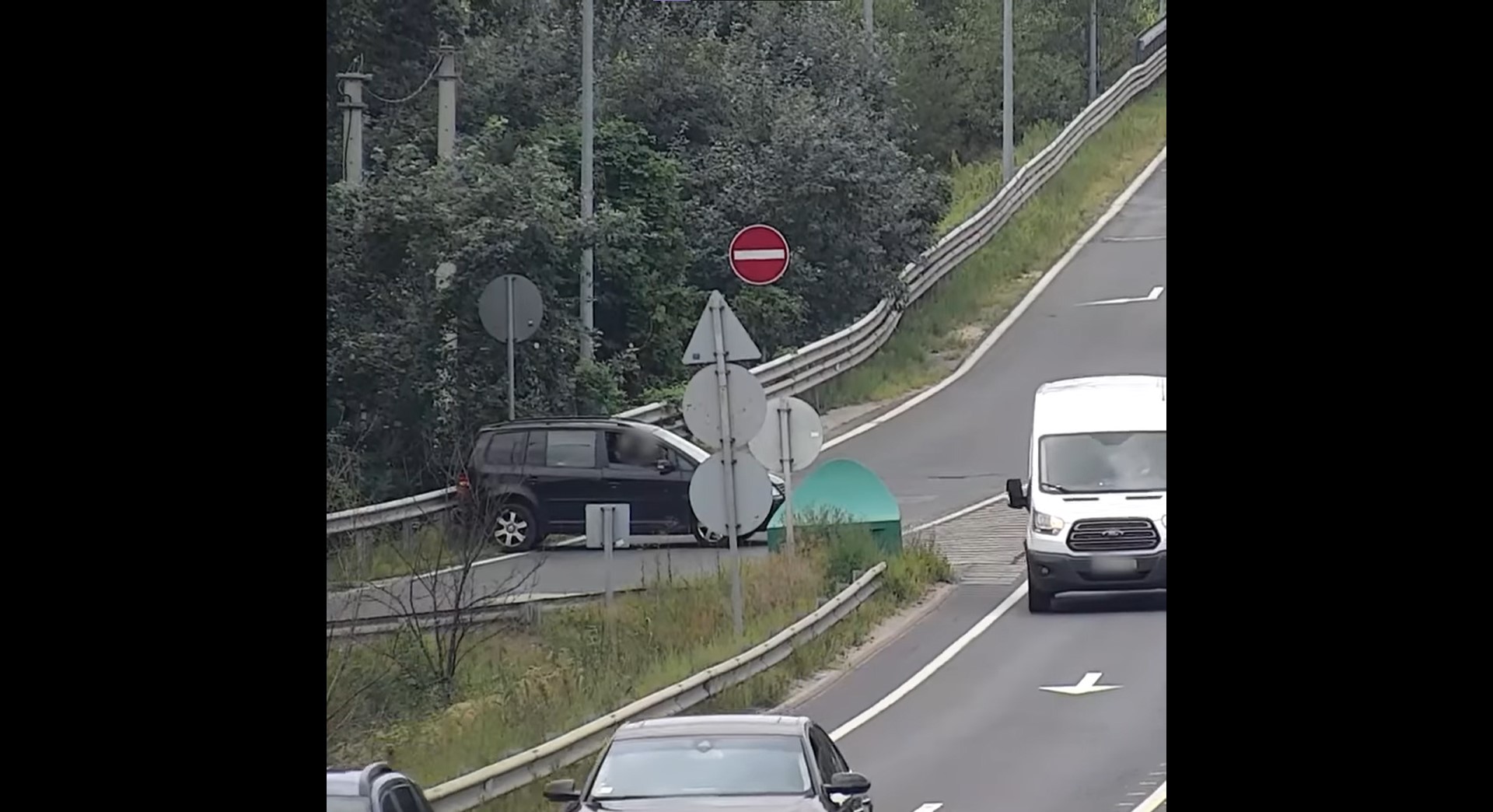 Lehajtott az autópályáról, majd visszafordult, és dodzsemezni kezdett egy sofőr az M5-ösön – videó