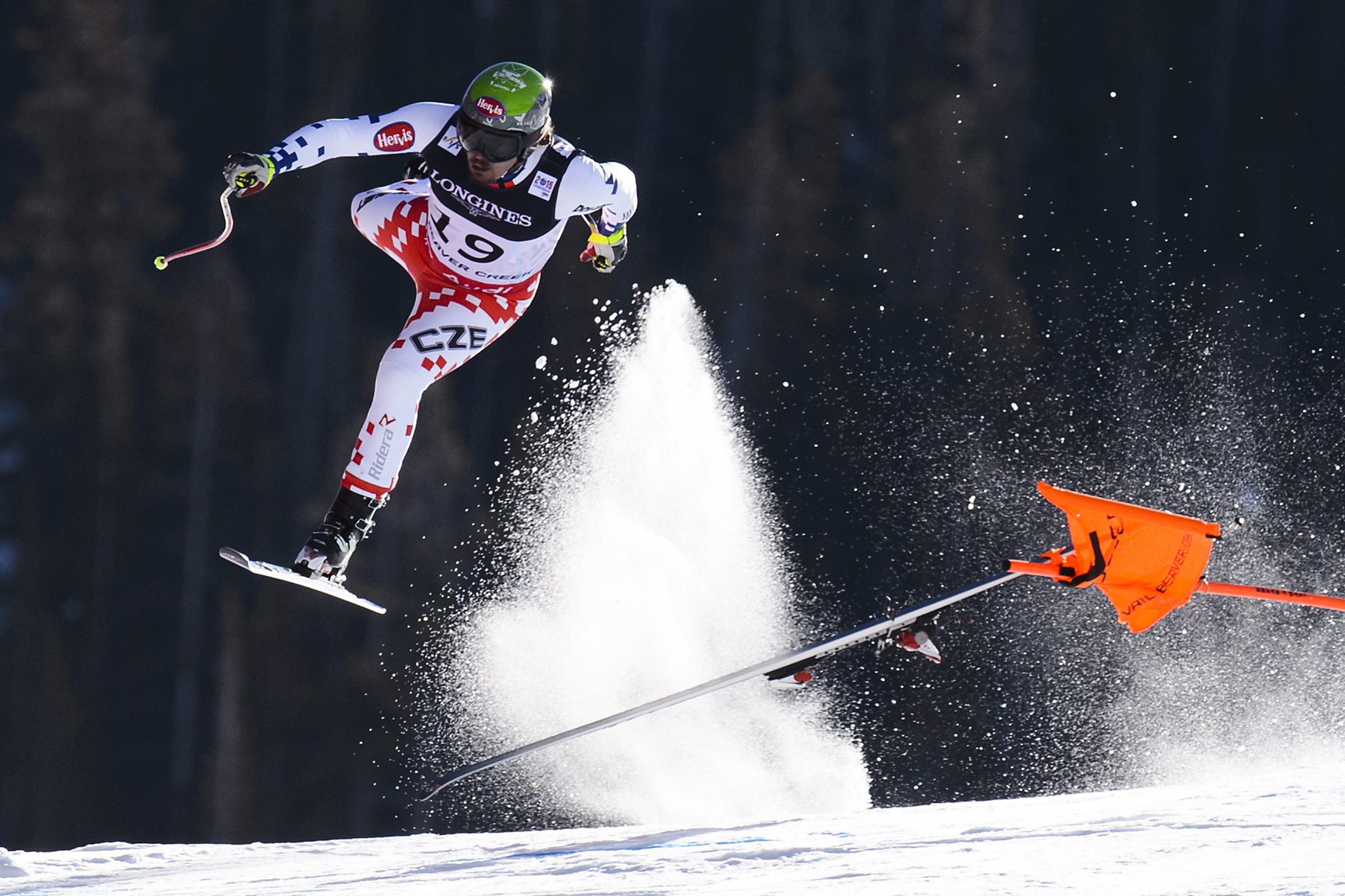Koszmarny upadek na alpejskich MŚ w Beaver Creek. Ondrej Bank opuścił trasę na noszach