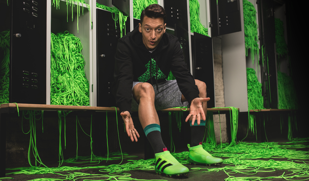 Mesut Özil má na nohách futbalový unikát, kopačky bez šnúrok