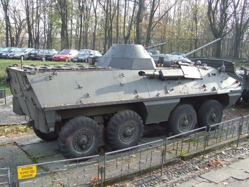 Pierwsze egzemplarze, zbudowane w układzie 8x8, wykorzystywały komponenty samochodów ciężarowych (Tatra T-138 i S-360)
