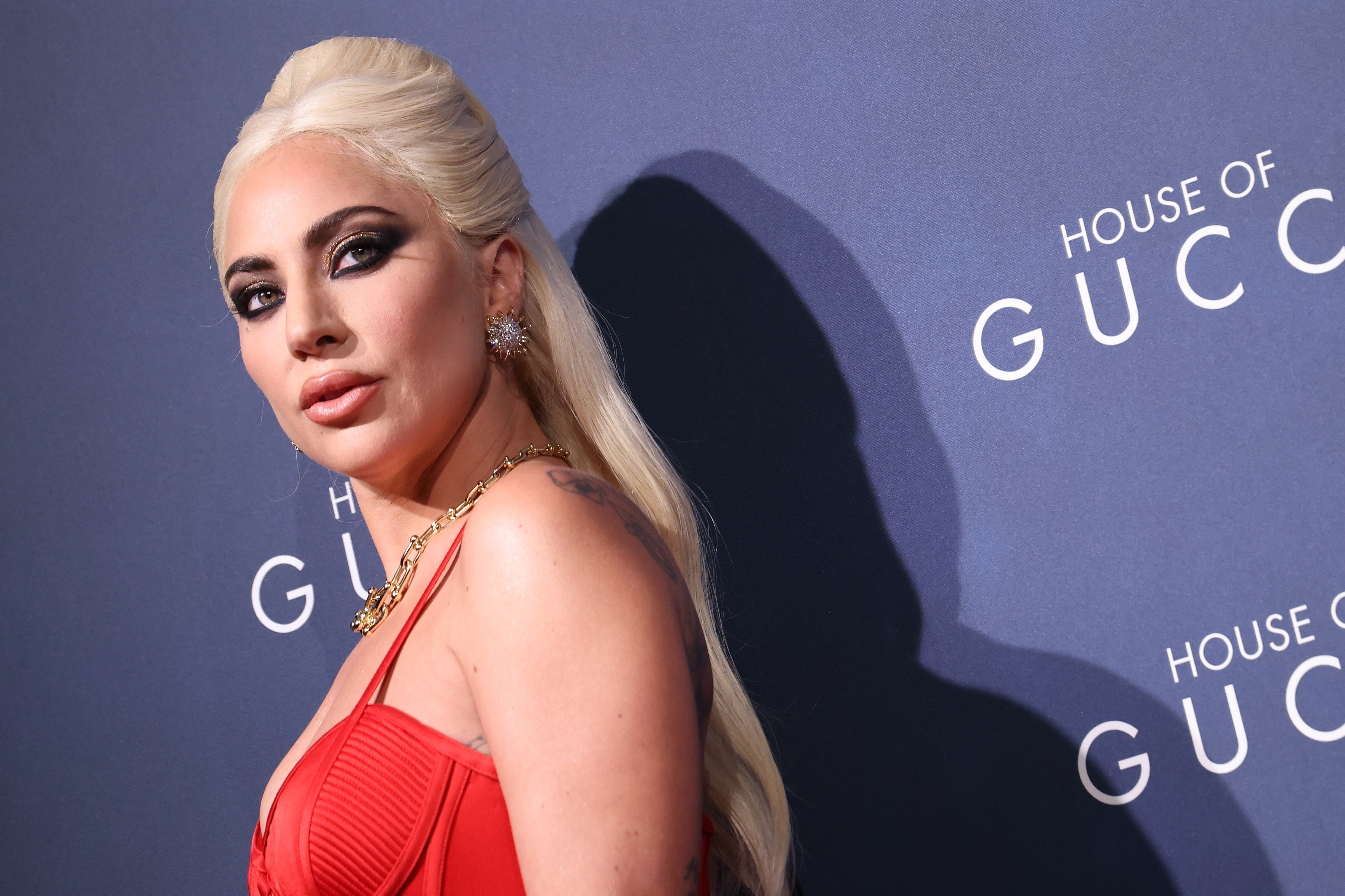 Lady Gaga felrobbantotta a vörös szőnyeget ebben a ruhában A Gucci-ház premierjén