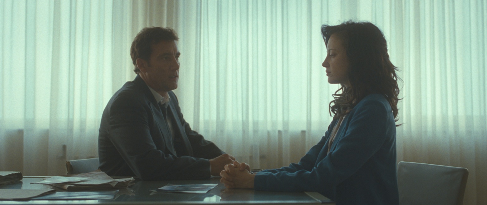 Andrea Riseborough i Clive Owen w filmie