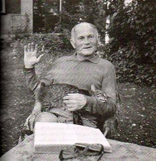 W swoim domu w Kersku pod Pragą Bohumil Hrabal zajmował się literaturą i ukochanymi kotami. Zbawiony zostanę tylko dzięki miłości do kocurów – pisał. Gdy Hrabal umarł, niektórzy Czesi puścili plotkę, że stracił życie, karmiąc gołębie. A on je tracił i odzyskiwał przez całe lata, karmiąc koty.