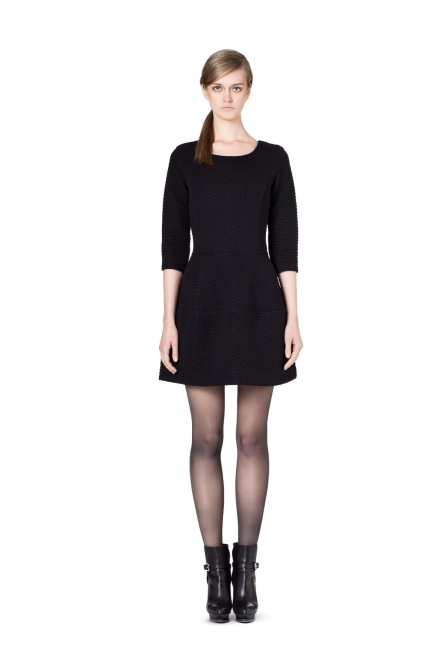 Fanki odważnych rozwiązań modowych z pewnością pokochają pikowania w wersji total look. Do spódnicy lub sukienki dobierz także pikowaną kurtkę i dodatki. Efekt? Miejska elegancja w stylowym wydaniu!