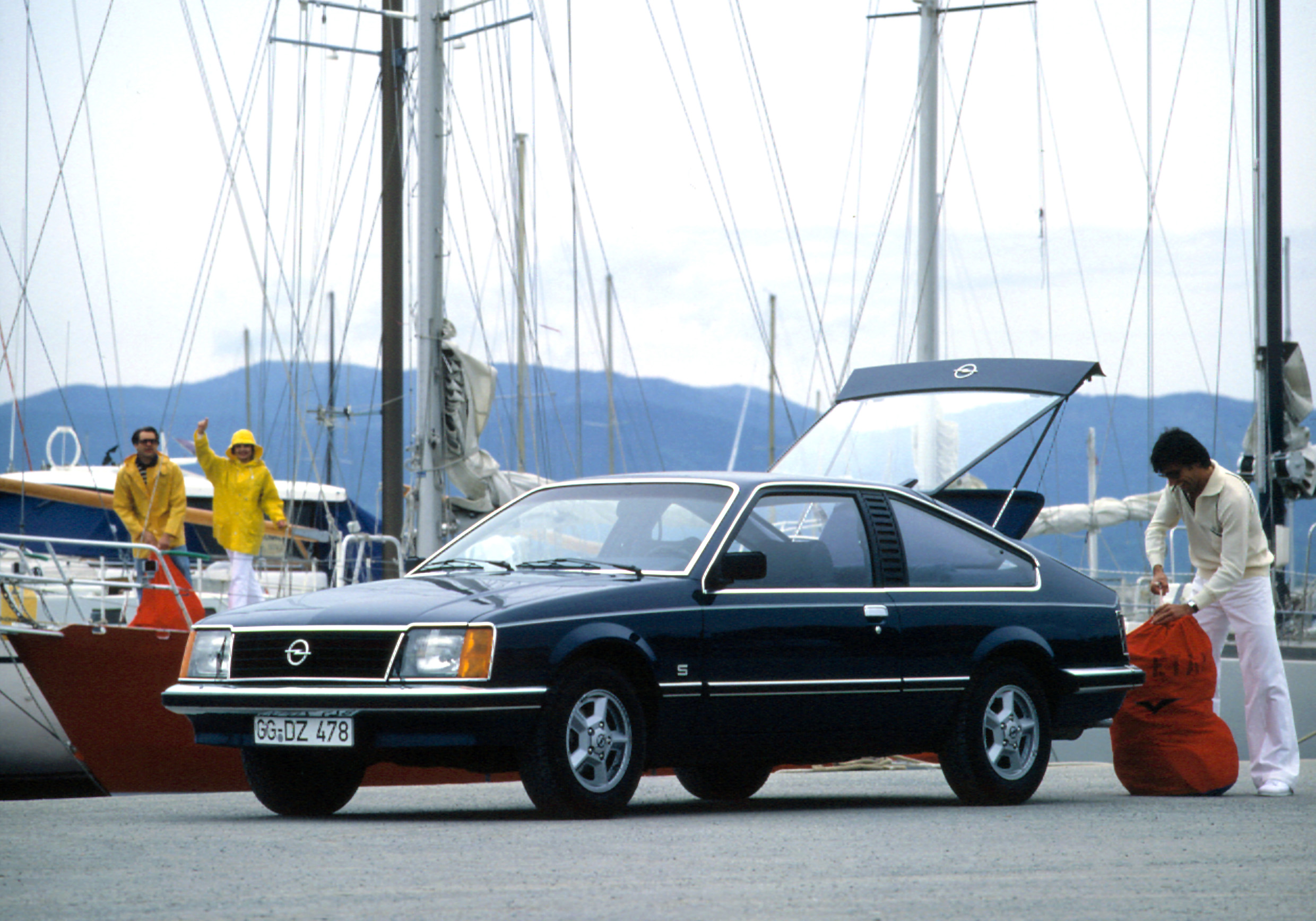 Pierwsze modele monzy serii A1 można poznać po chromowanych zderzakach. W 1981 roku przeprojektowano wnętrze auta. W 1982 roku zadebiutowała monza serii A2 - auto charakteryzuje zmieniony przód i tył, pojawiły się czarne nakładki na zderzakach.