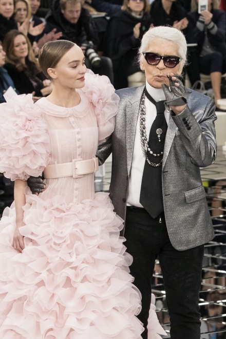 ... We wtorkowym pokazie kolekcji Chanel Haute Couture na sezon wiosna/lato 2017 Lily wystąpiła w sukni ślubnej - jej wyjście na wybieg było zwieńczeniem pokazu. Po nim ni mogło zabraknąć pokazu zażyłości z mistrzem. Wy też jesteście zachwyceni urodą Lily...?