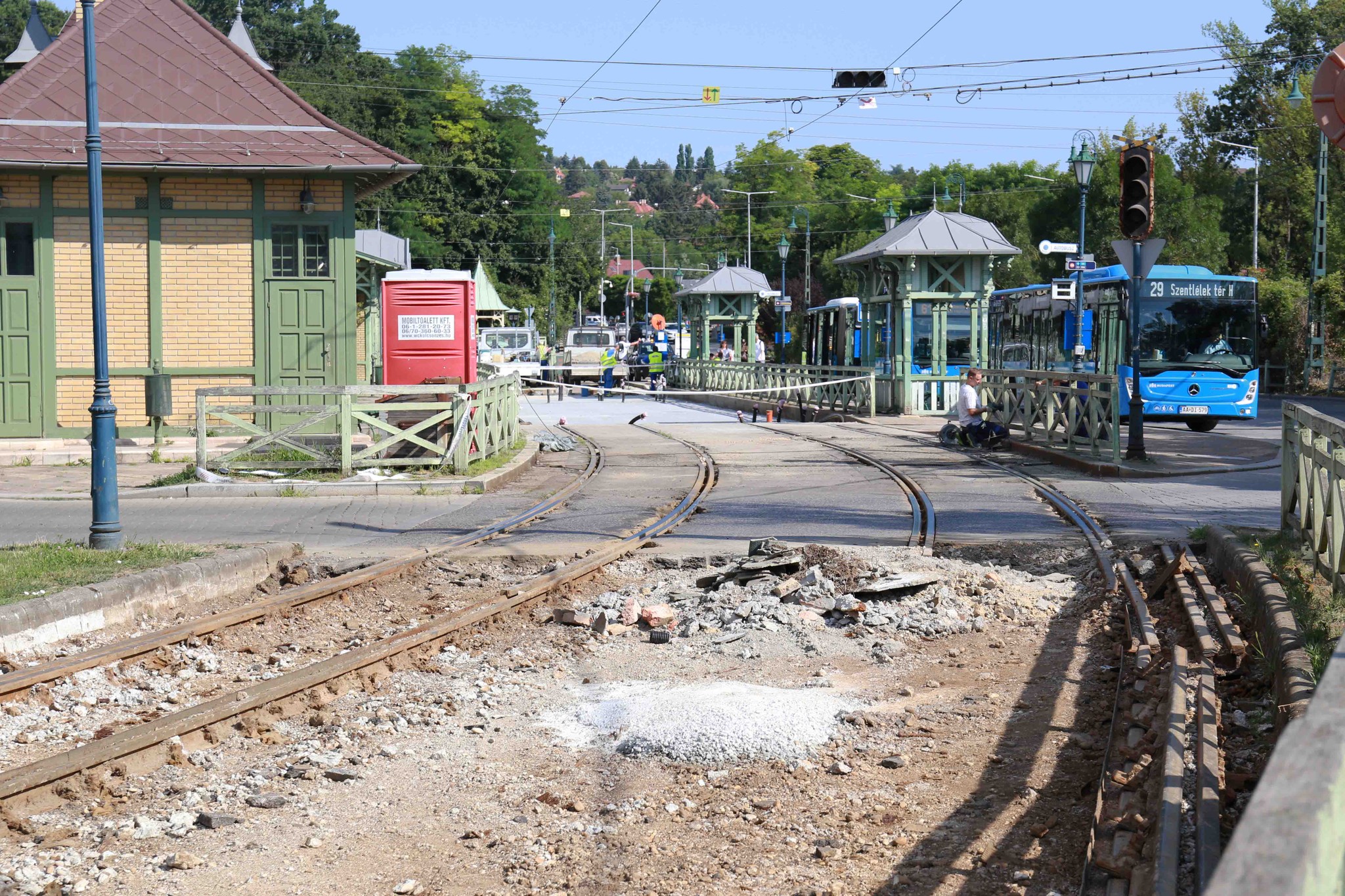 Tragédia: balesetben meghalt egy munkás a hűvösvölgyi villamosvonal felújítása közben