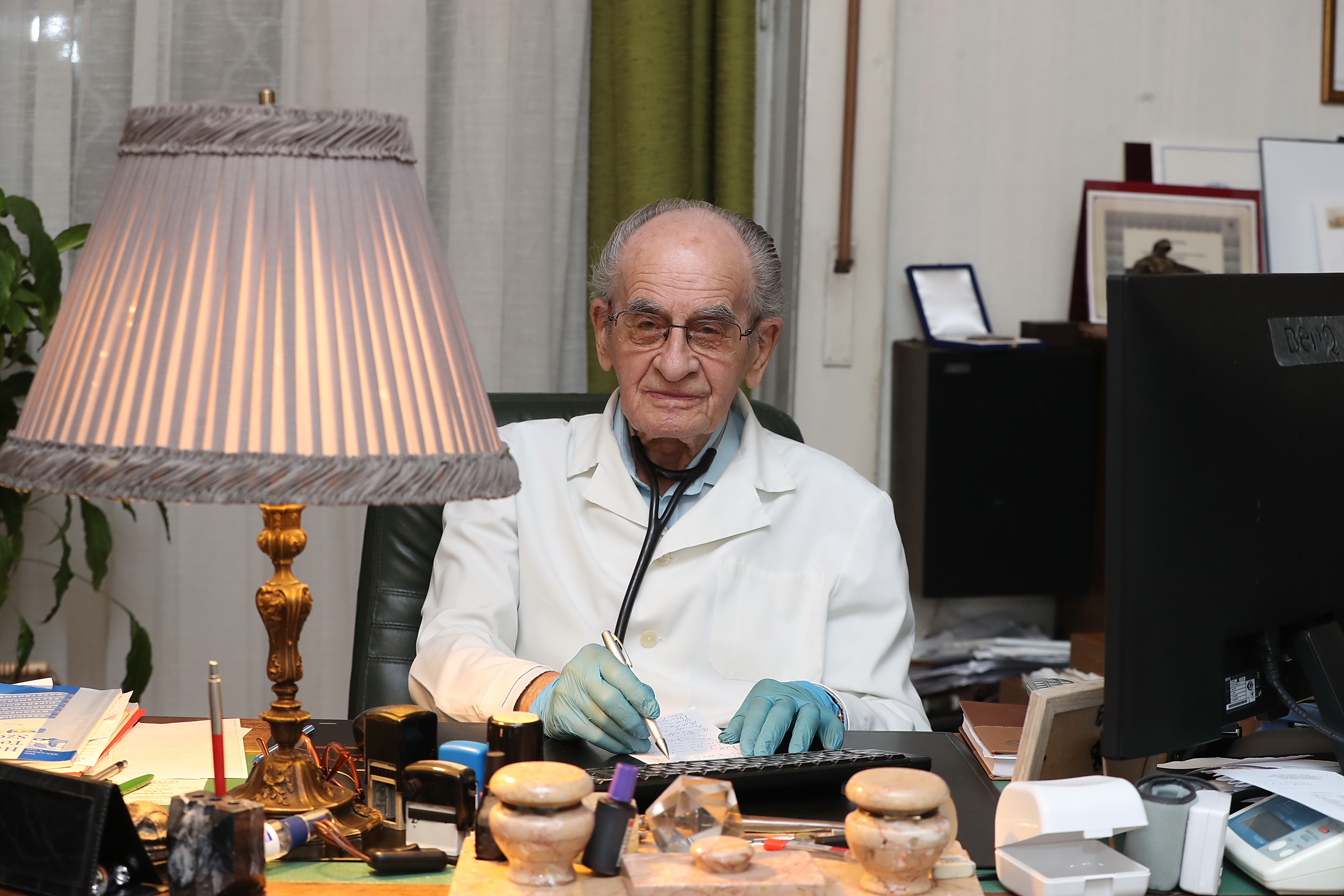 100 éves lett az ország legidősebb háziorvosa: elárulta a hosszú élet titkát