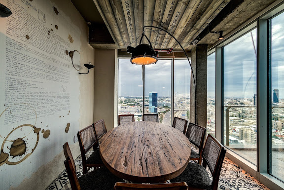 Wzorem stały się siedziby Googleplex, czyli kwatera główna firmy w Mountain View w Kalifornii - powstawała trzy lata