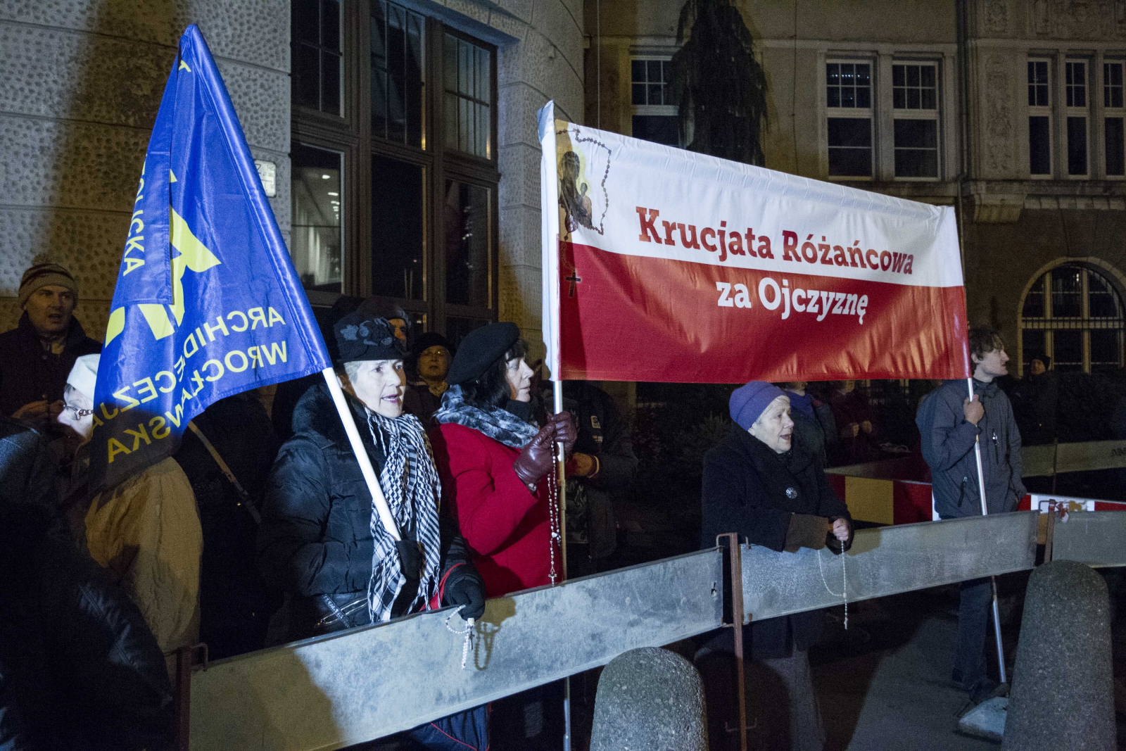 Spektakl wzbudza kontrowersje, bo na scenie wystąpili aktorzy filmów pornograficznych. <BR><BR> Kamil Rynkiewicz z dolnośląskiej policji poinformował, że po protestach przed teatrem 12 osób będzie odpowiadać za nielegalne blokowanie wejścia do budynku i nielegalne zgromadzenie. <BR><BR> Ostatecznie premiera się odbyła. Dyrektor teatru zaapelował do ministra kultury o podanie się do dymisji. Piotr Gliński żądał zniesienia kontrowersyjnej sztuki z afisza.