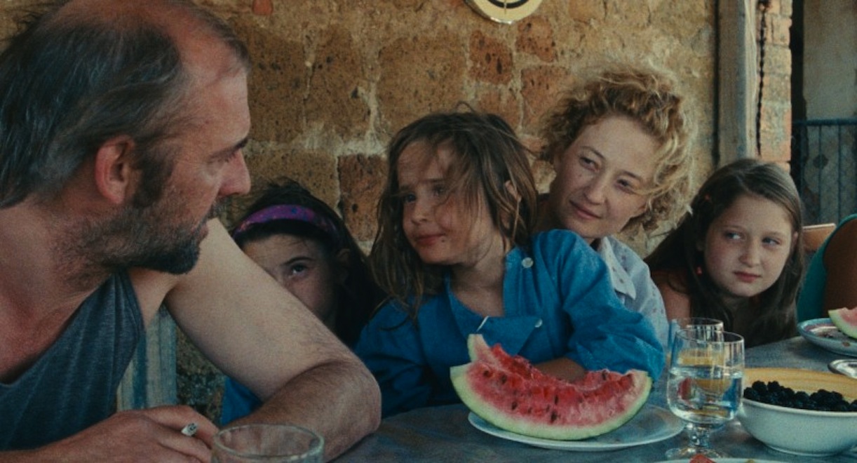 Film, który oczarował członków festiwalu w Cannes, więc przyznali mu Grand Prix. Alice Rohrwacher pięknie opowiada historię swego dorastania w ekscentrycznej rodzinie w Toskanii. CZYTAJ WIĘCEJ >>>