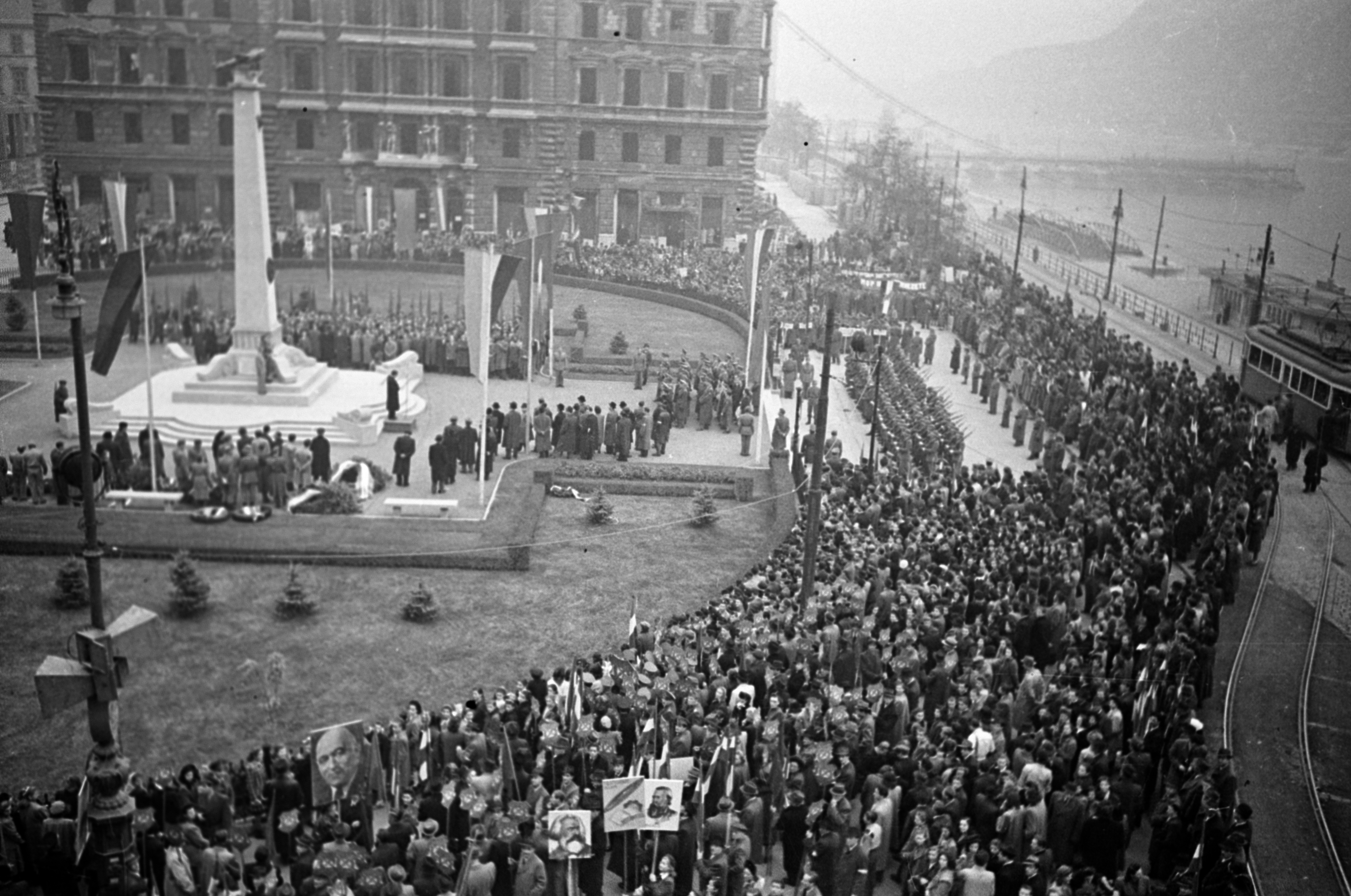 Így ünnepelte Magyarország a szovjetek forradalmát - Blikk