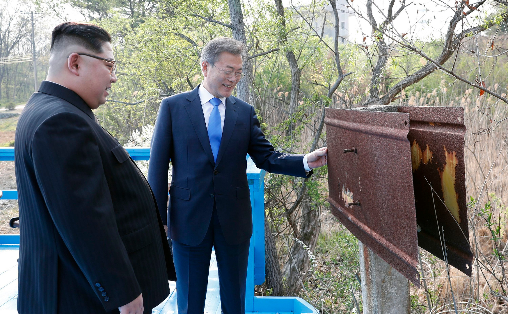 Przywódcy obu państw koreańskich zgodzili się również częściej organizować spotkania, a Kim oświadczył, że odwiedzi siedzibę południowokoreańskiego prezydenta w Seulu, jeśli zostanie zaproszony - informował rzecznik Jun.