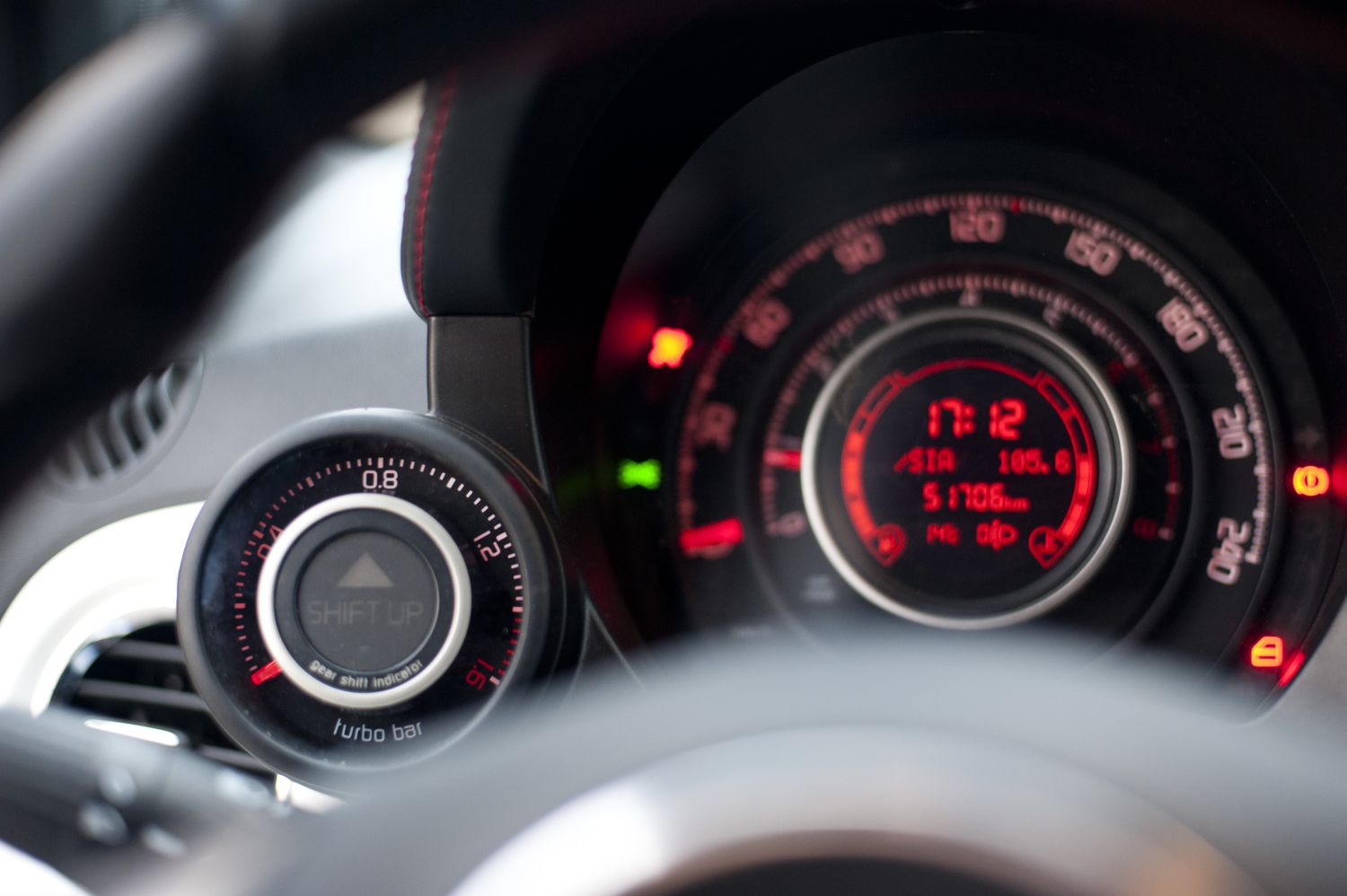 Nawet tak skrajnie sportowo przygotowane auto może być dość luksusowo wyposażone