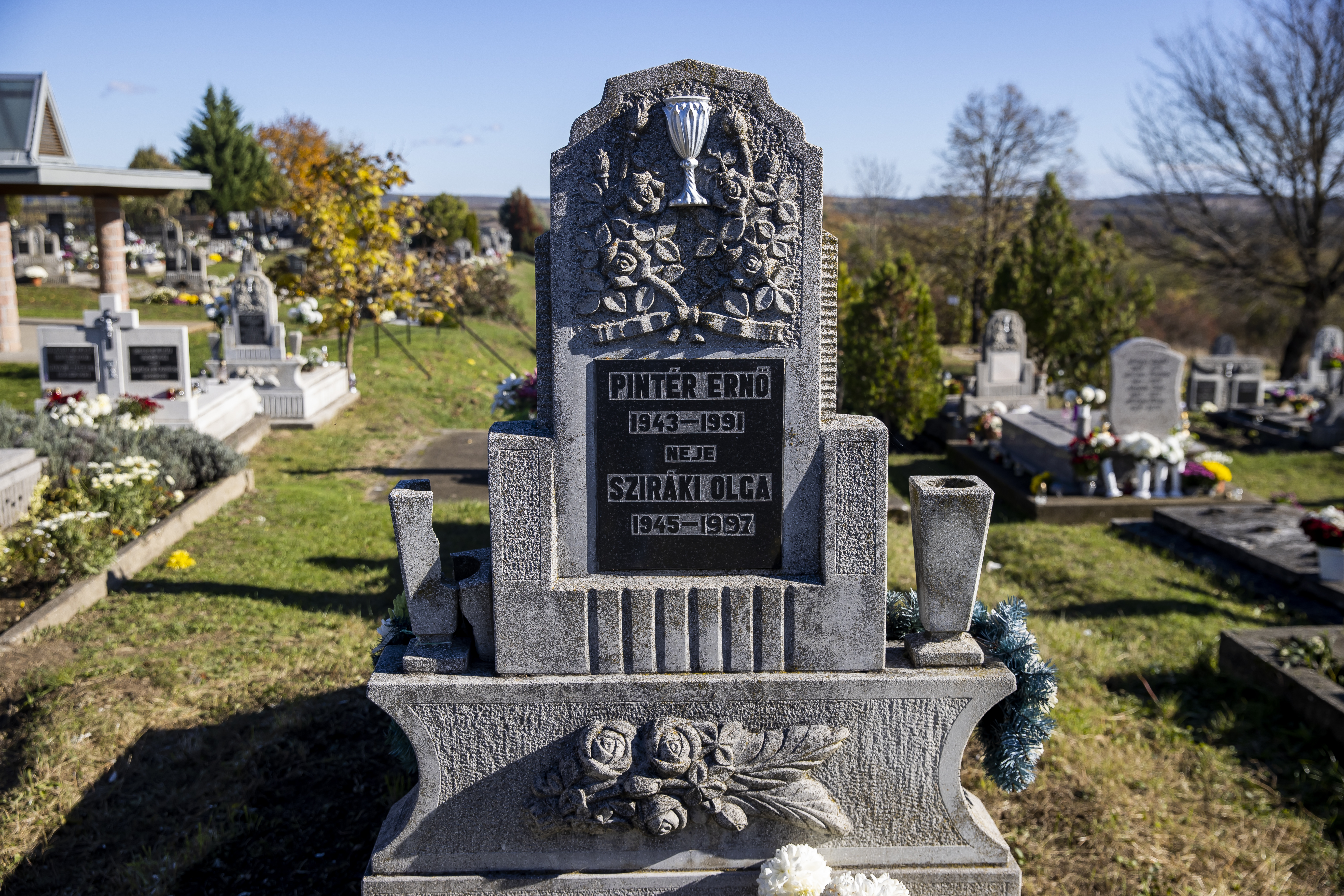 Egy sírban, de egymásnak háttal fekszik az anyagyilkos és áldozata – Nem kapott vacsorát, ezért leforrázta ittas édesanyját a noszvaji férfi