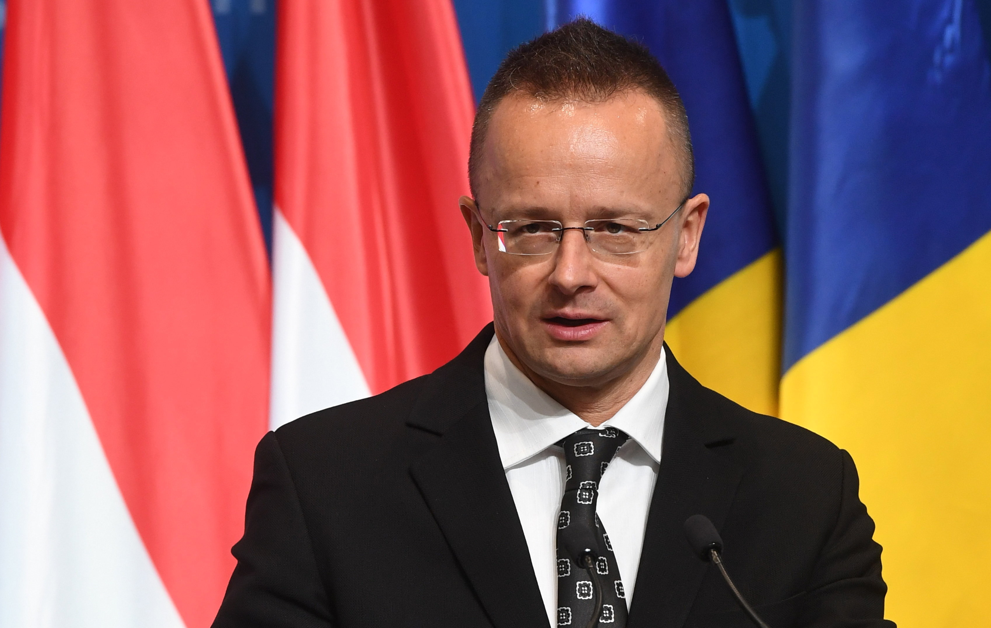 Vadászgépek jelentek meg Szijjártó Péter repülője mellett - videó