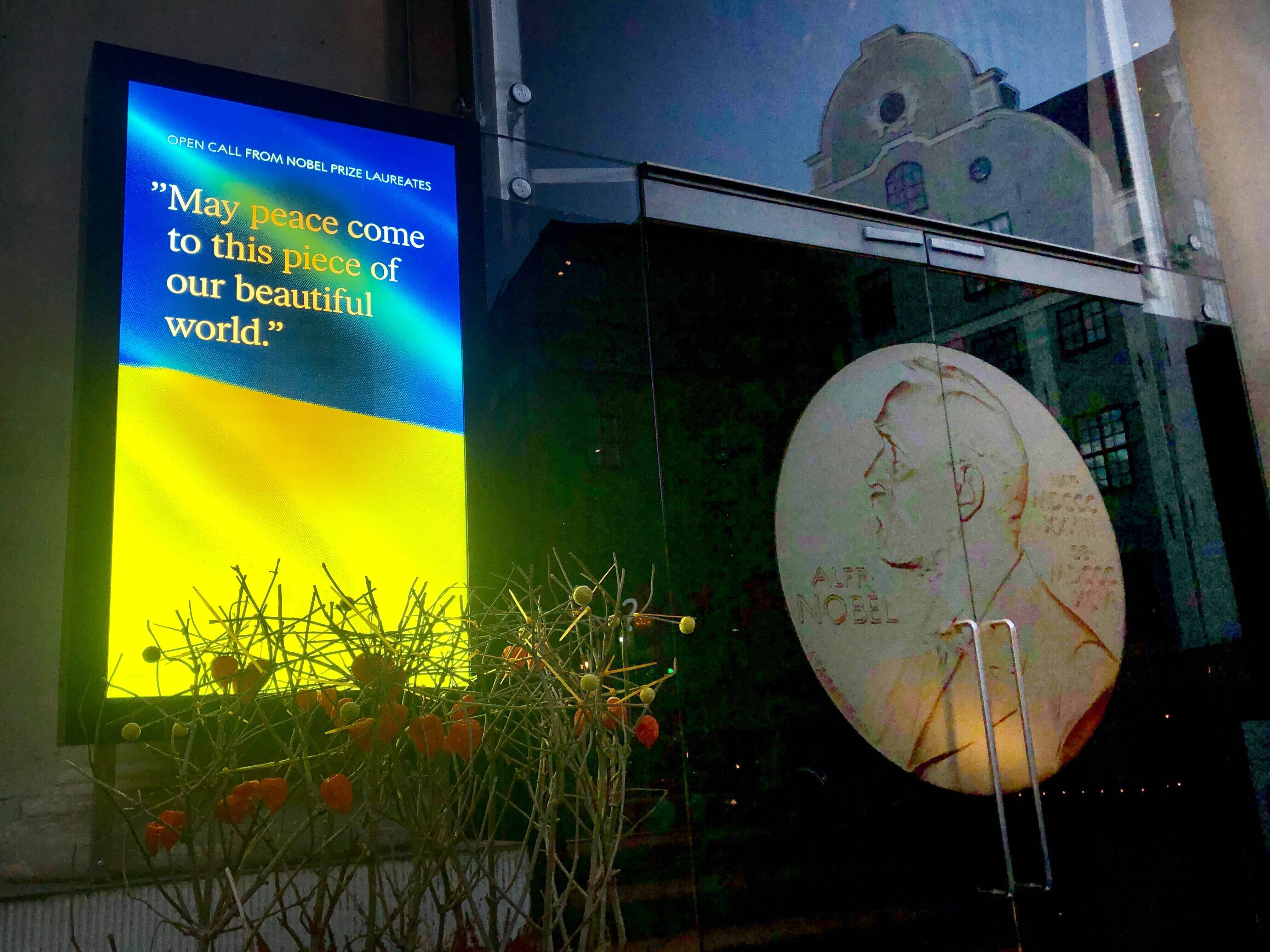 Szwecja, Sztokholm. Na ekranie przed Muzeum Nagrody Nobla w Sztokholmie widać flagę Ukrainy z napisem 