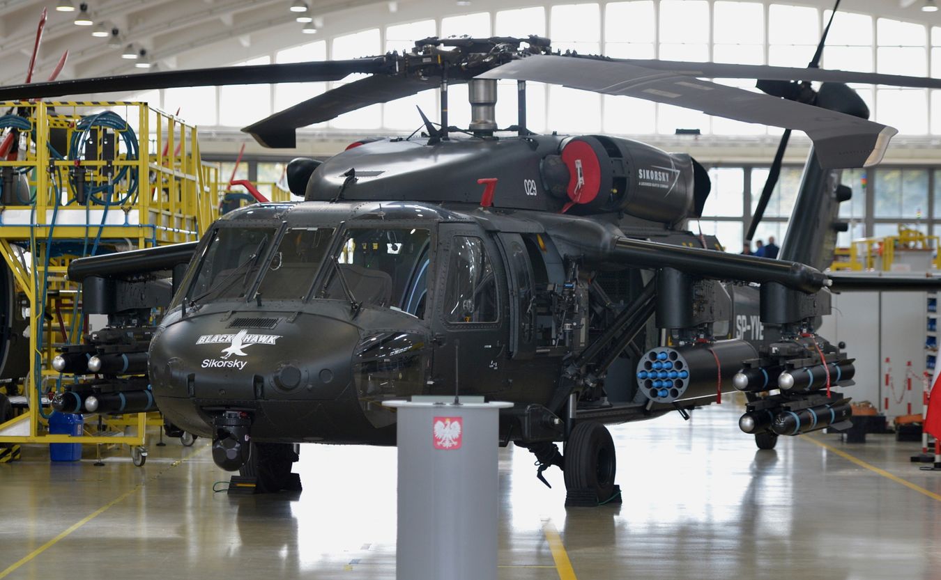 Zwrócił uwagę, że Black Hawk, jako śmigłowiec mniejszy, ma skromniejsze możliwości transportu ludzi i wyposażenia,