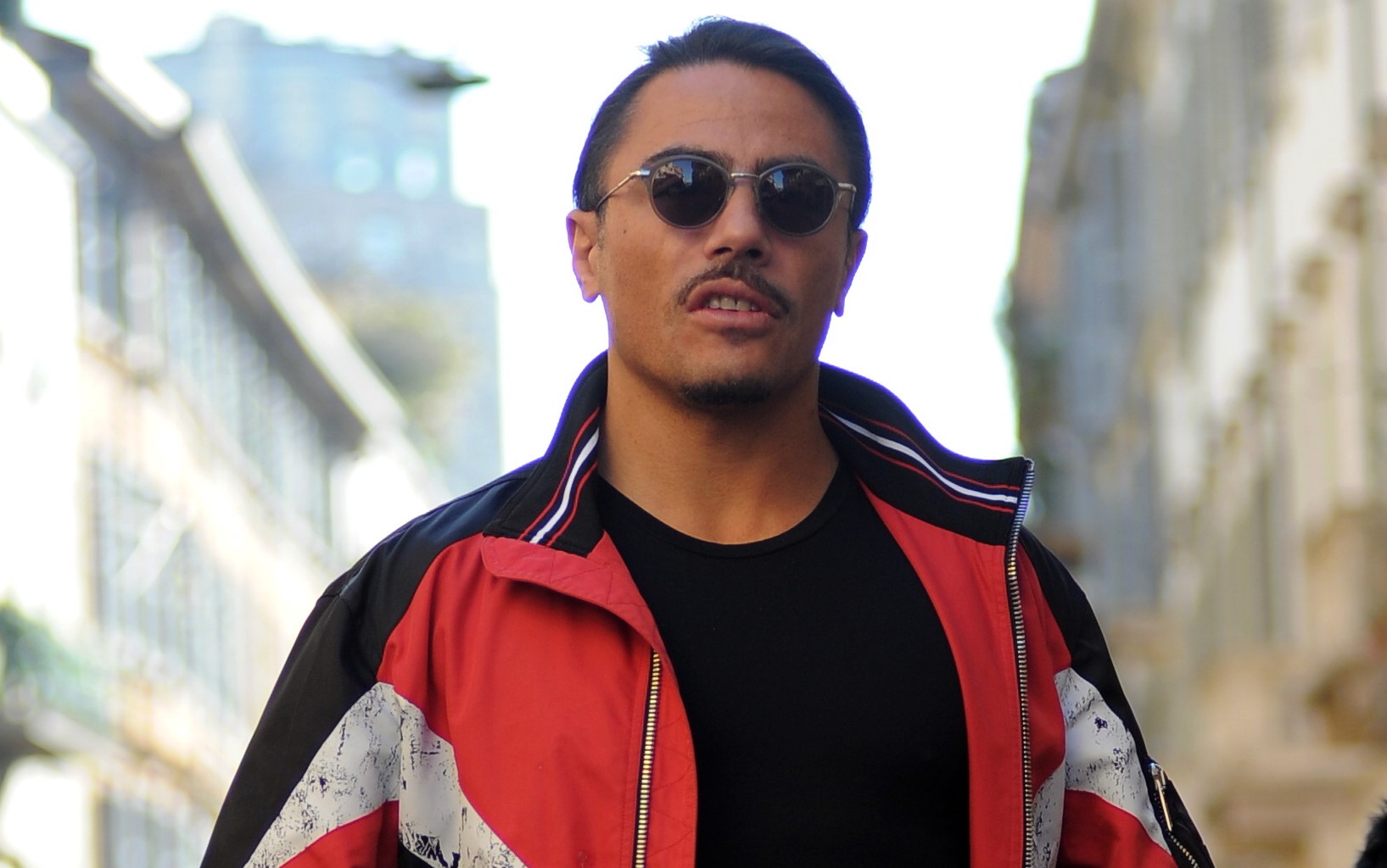 "Aranynak tűnik, de sz*r belülről" - Óriási bajban a világ leghíresebb séfe: beperelték az alkalmazottak!