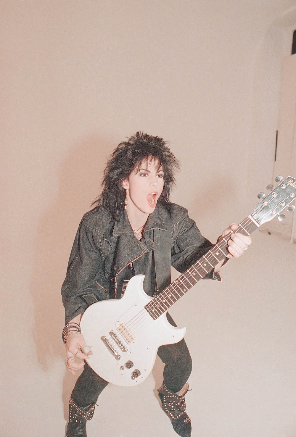 Joan Jett (rocznik 1960) pierwszy zespół założyła jako 15-latka. Potem trafiła m.in. do sławnego w latach 70. The Runaways. W latach 80. powołała do życia grupę The Blackhearts i rozpoczęła swoją rockową krucjatę