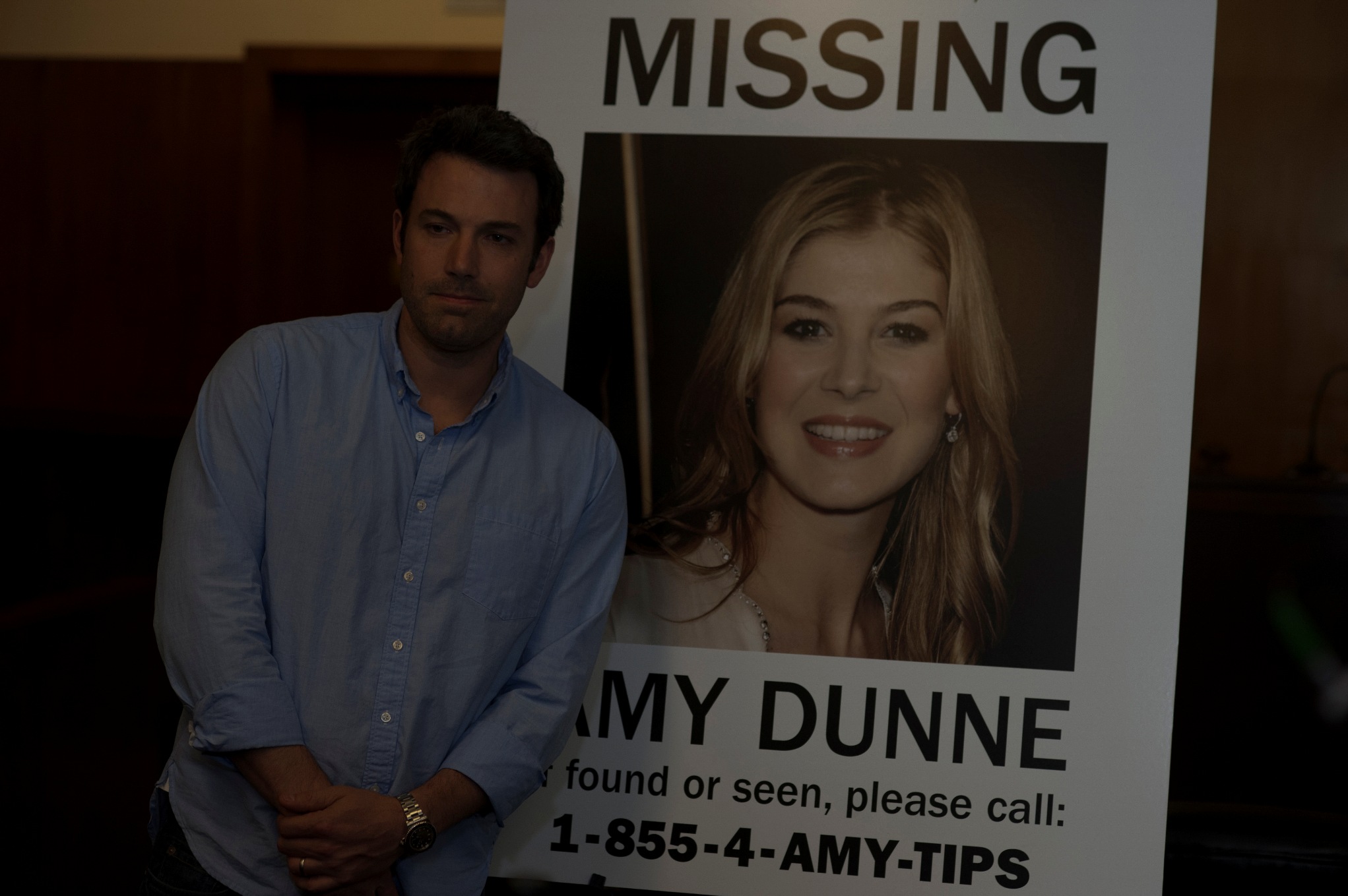 Po prostu pewnego dnia Amy (Rosamund Pike) znika. Prawdopodobnie została porwana, ale coraz więcej dowodów wskazuje na to, że to tylko pozory