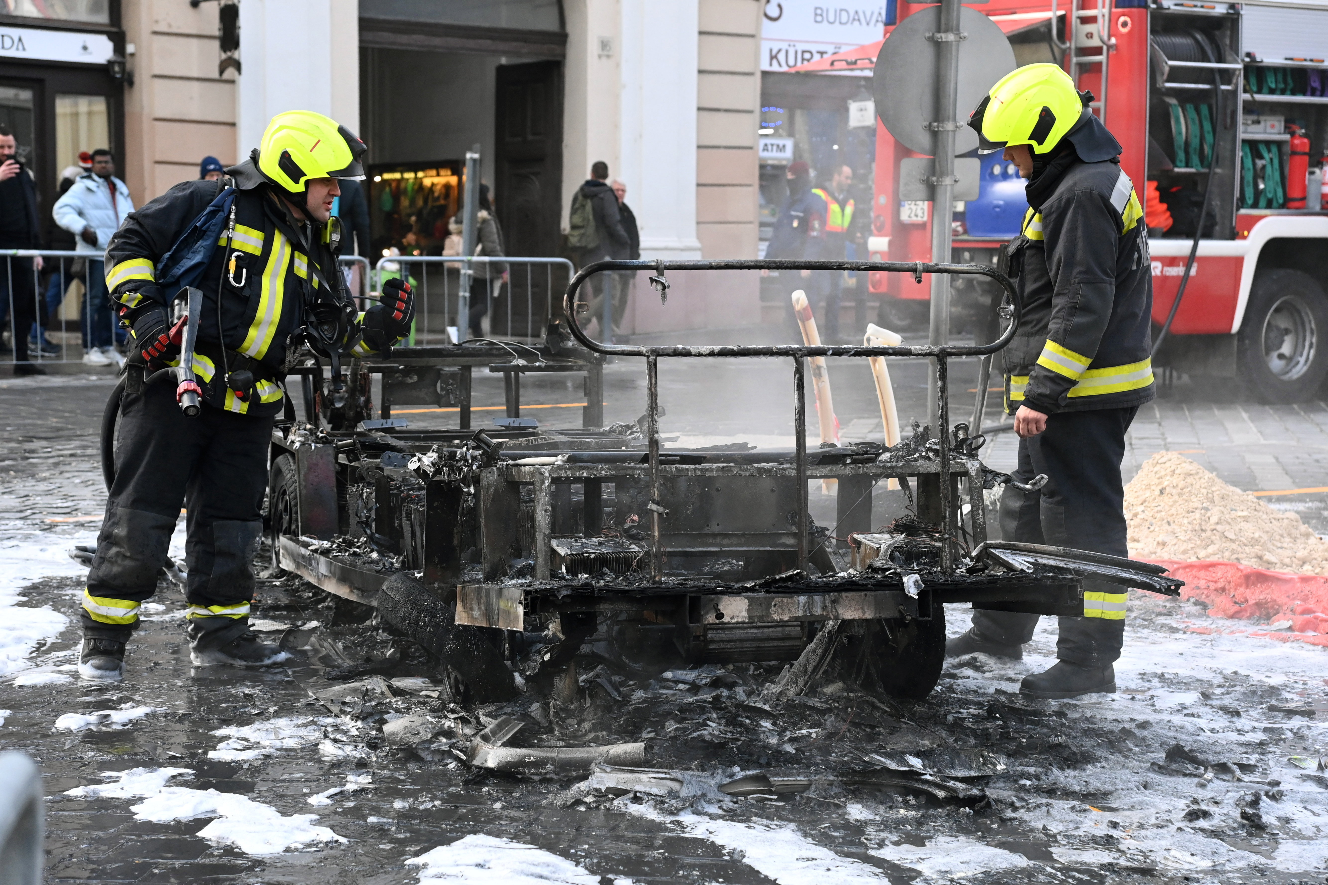 Porrá égett egy városnéző kisbusz a budai Várban: ennyi maradt belőle - itt vannak a fotók