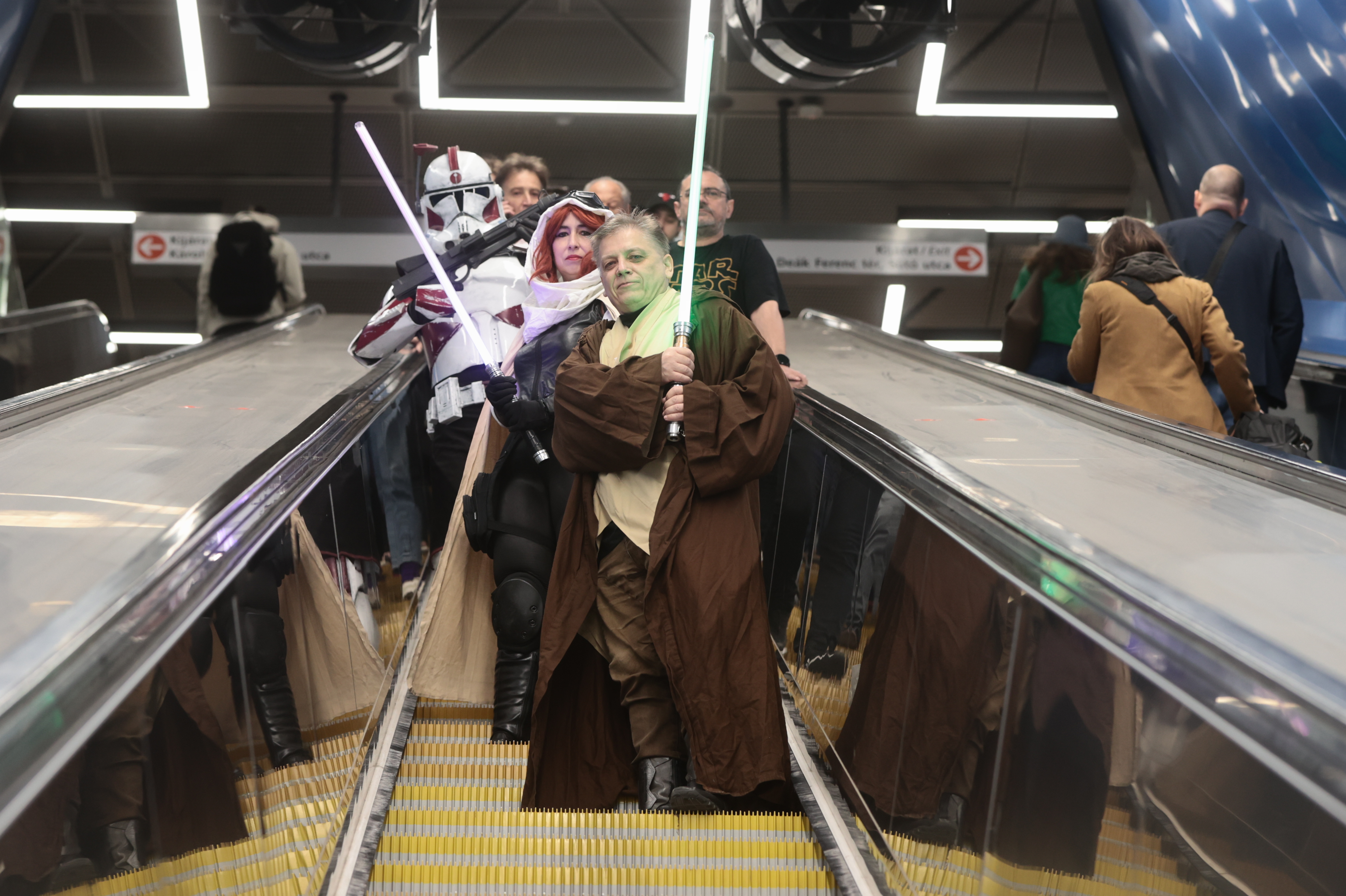 Elképesztő dolgot csinált Karácsony Gergely a Nemzetközi Star Wars nap alkalmából: fénykard is volt nála – fotók