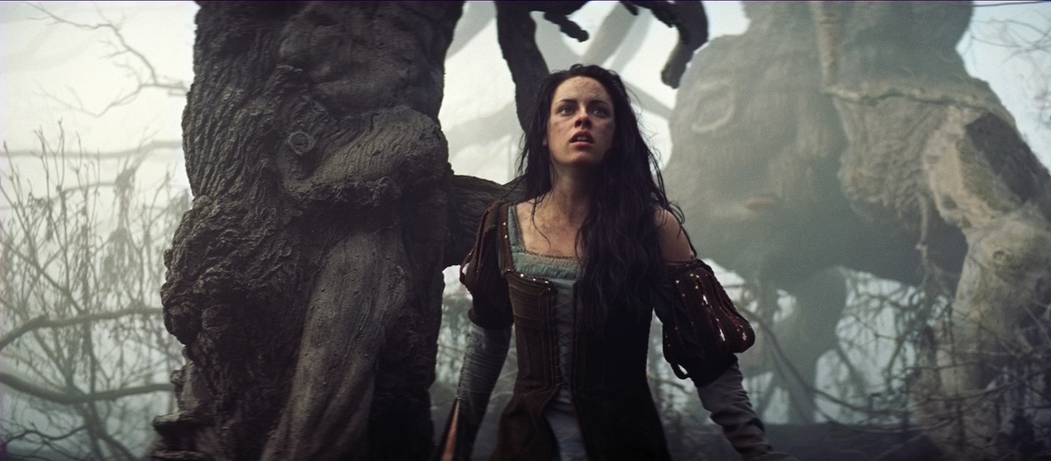 Wreszcie przyjdzie czas na Śnieżkę (Kristen Stewart) – tym bardziej że dorosła już dziewczyna jest dla Ravenny zagrożeniem, o czym królową informuje rzecz jasna magiczne zwierciadło