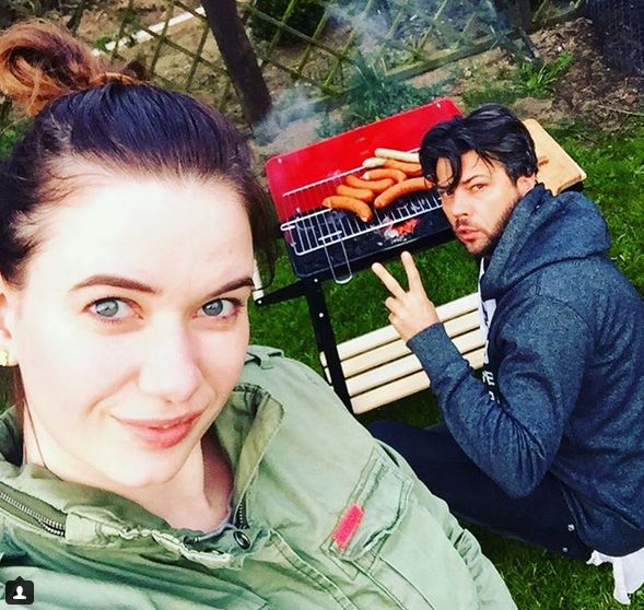 Karolina Malinowska i Olivier Janiak postawili na rodzinne grillowanie w ogródku.