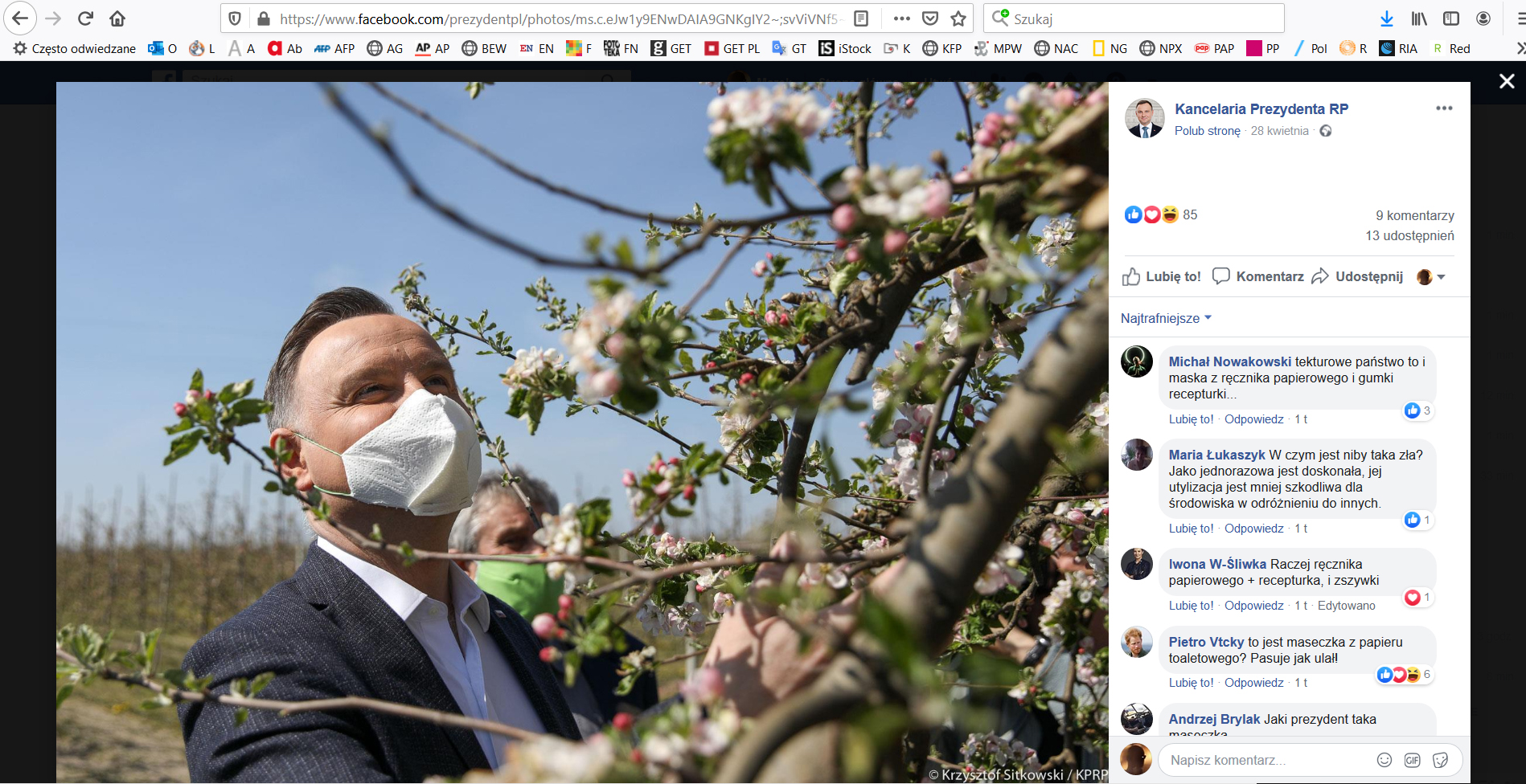 Andrzej Duda na spotkaniu z sadownikami w Dylewie koło Grójca. Uwagę internautów przykuł widok maseczki prezydenta, która została zrobiona z ręcznika papierowego i gumek recepturek, 28 kwietnia 2020 r.