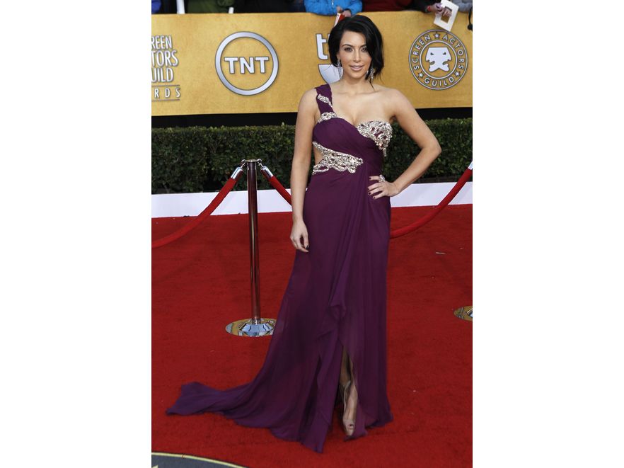 Kim Kardashian w niesłychanie kobiecej sukni z kolekcji Marchesa Resort 2011.