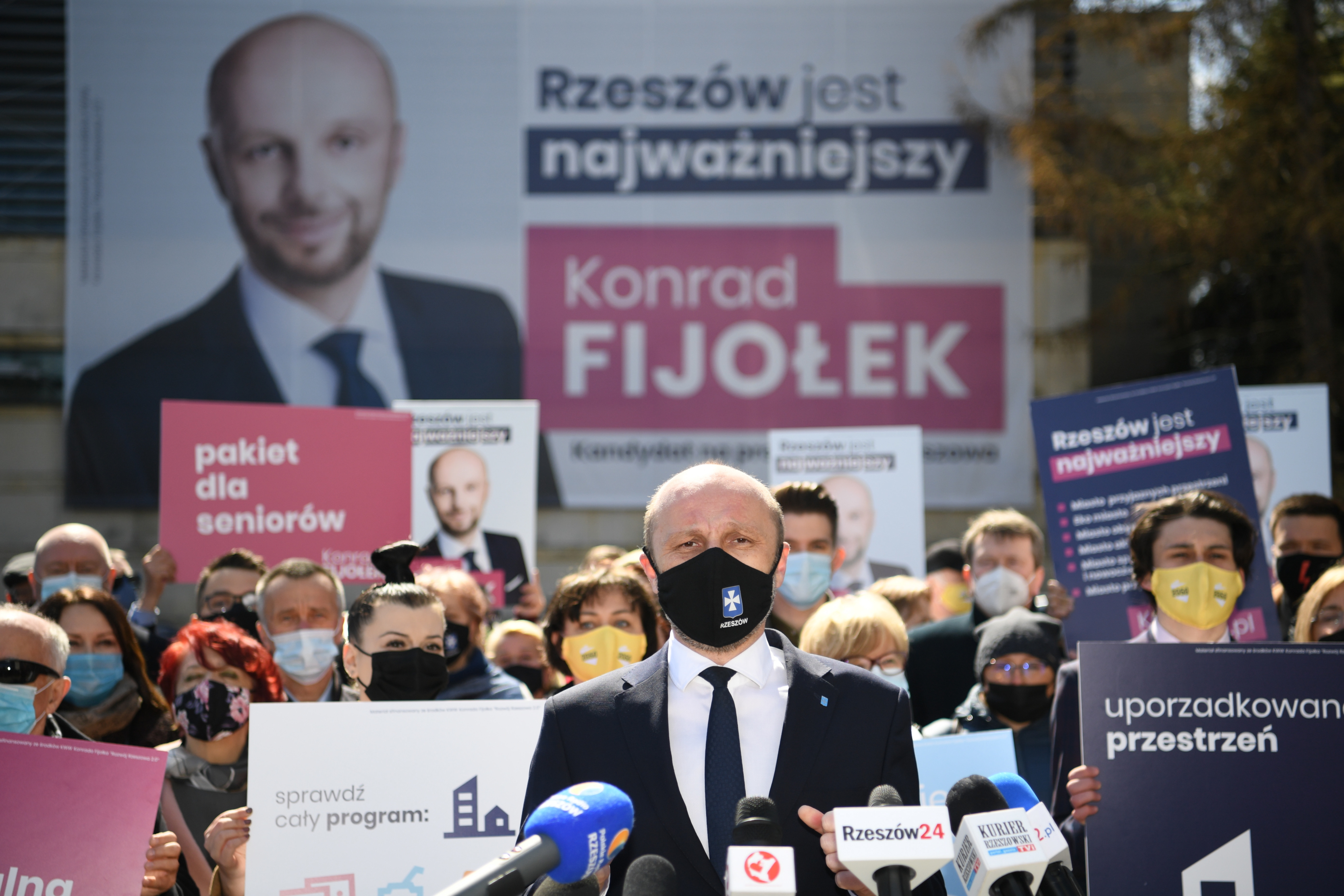 Konrad Fijołek, wiceprzewodniczący Rady Miasta Rzeszowa, kandydat opozycji na prezydenta miasta, podczas konferencji, 9 kwietnia 2021 r.