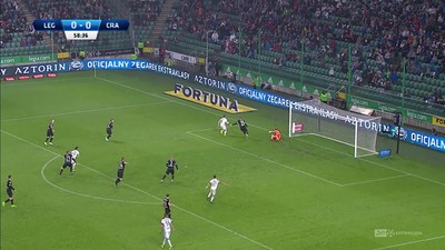 Legia - Cracovia (0:0): Sandomierski ratuje Cracovię! Rykoszet zmylił bramkarza Pasów, ale ten zdążył interweniować. Świetna parada!