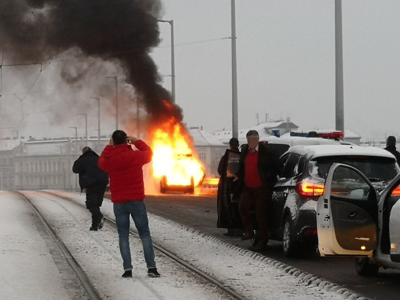 Katasztrófa Budapesten: lezárták a Petőfi hidat, lángokban egy autó – fotók  - Blikk