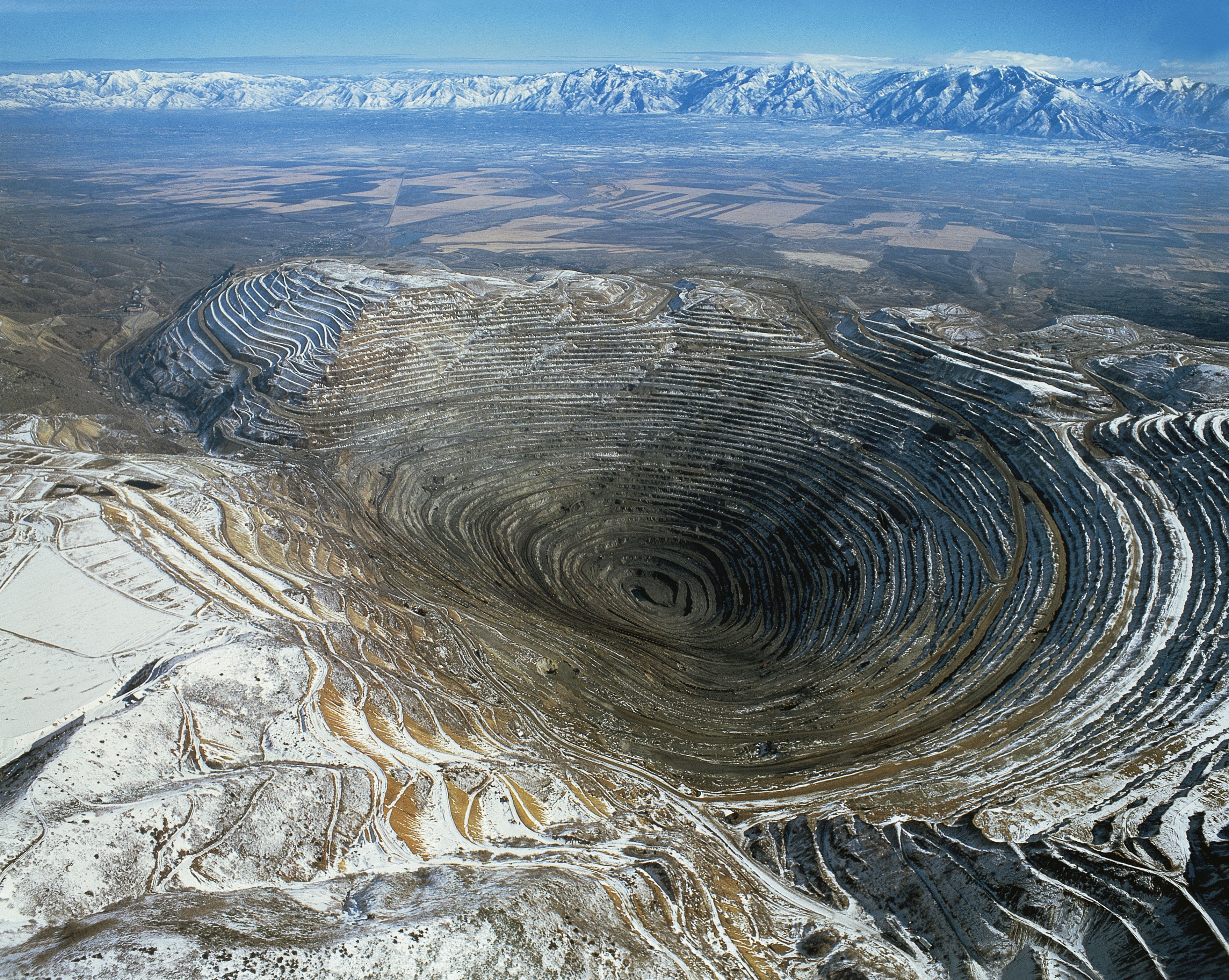 Dziura w ziemi to kopalnia odkrywkowa Bingham Canyon w Utah.